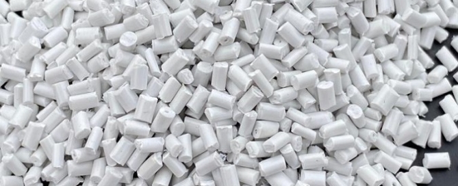 granule plastic reciclat culoarea alb